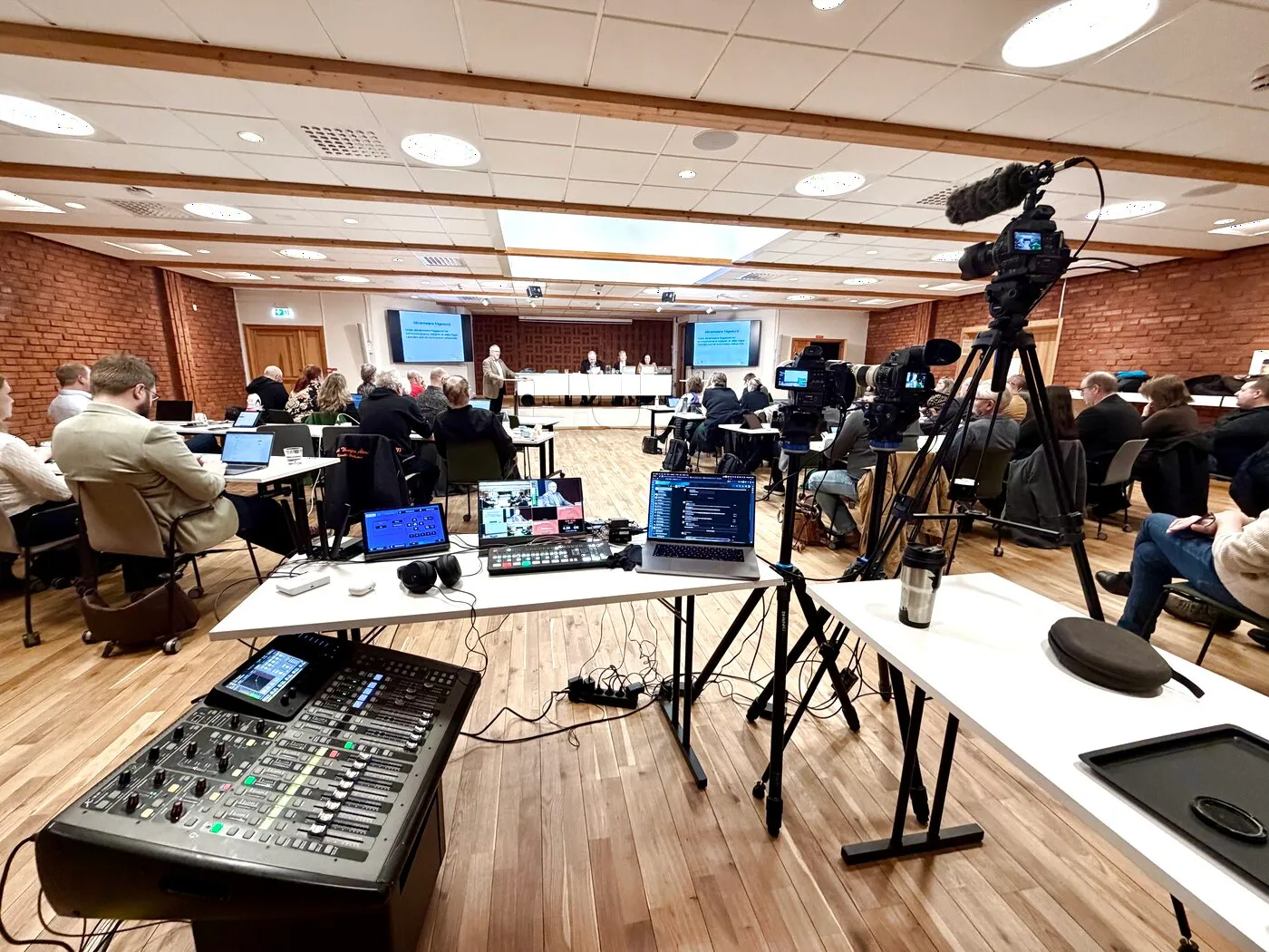 Kameraposition med Canon Cine-kamera under sändning av fullmäktige.