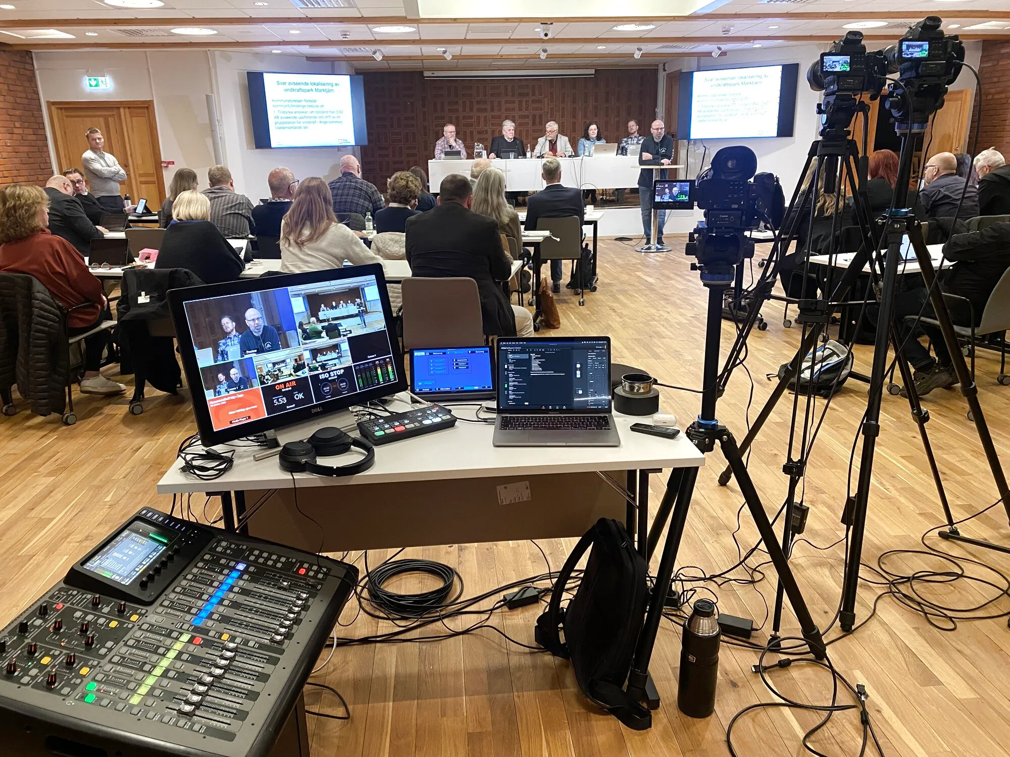 Multikamera-livesändning av kommunfullmäktige — kameror, bildmix och ljud.